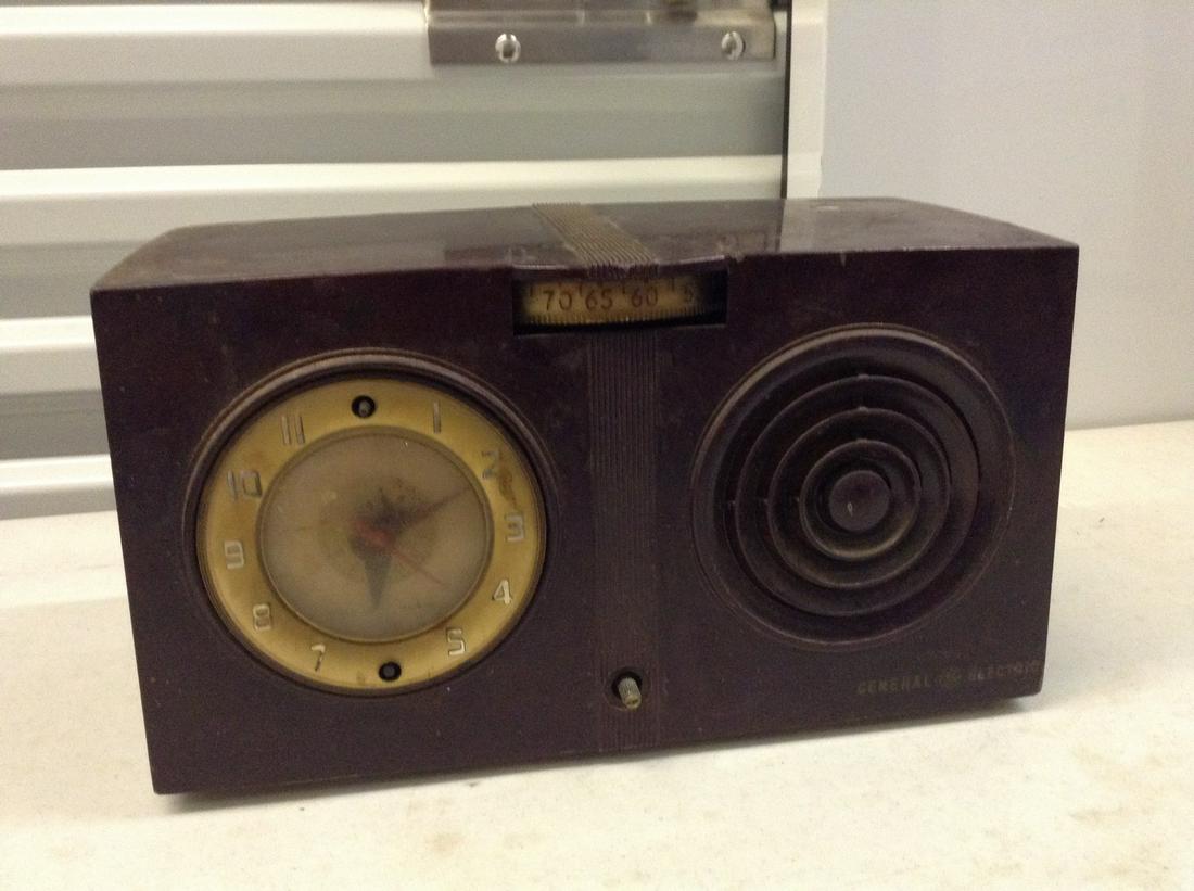 early general electric clock radio (1 of 1)