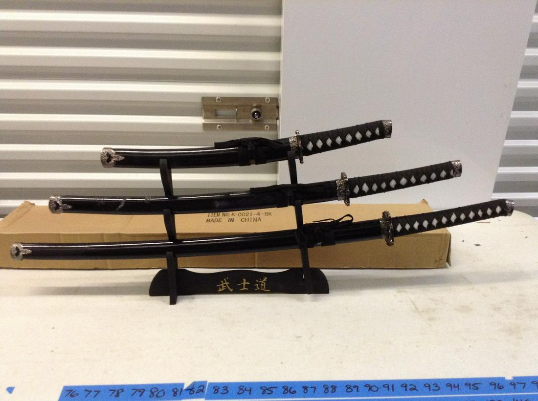 Wall mount samurai swords (1 of 1)