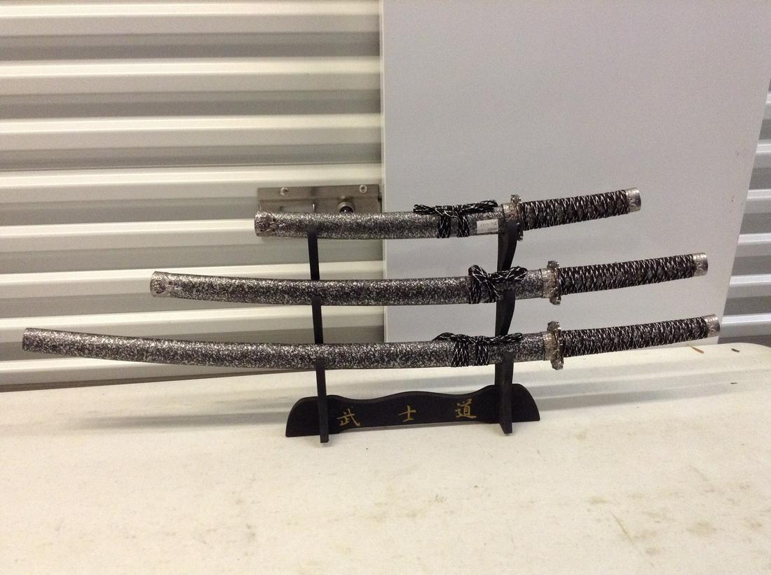 Wall mount samurai swords (1 of 1)