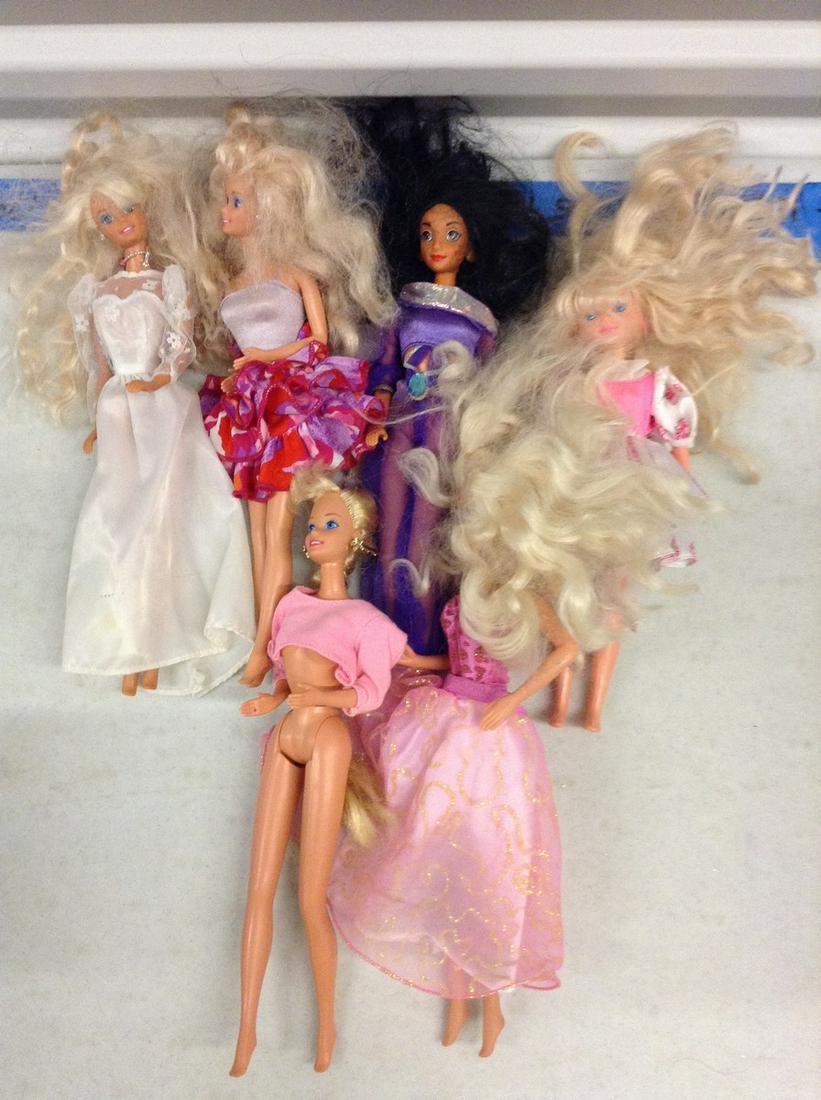 Lot of Barbie Dolls: Lot of Barbie Dolls