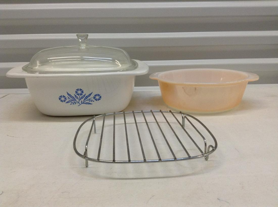 Vintage Corningware 4 Quart Dutch Oven and Fire King (1 of 1)