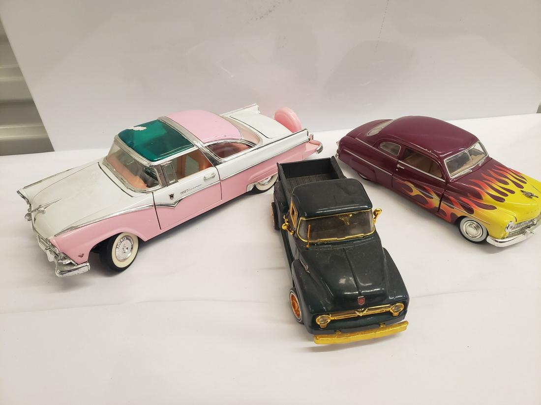 Lot of 3 larger model cars: Lot of 3 larger model cars