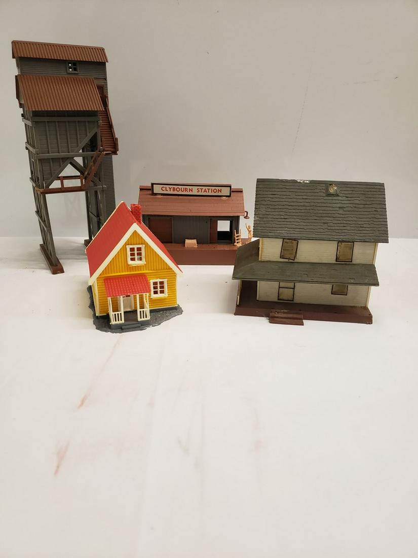 Plasticville train houses including clybourn station: Plasticville train houses including clybourn station