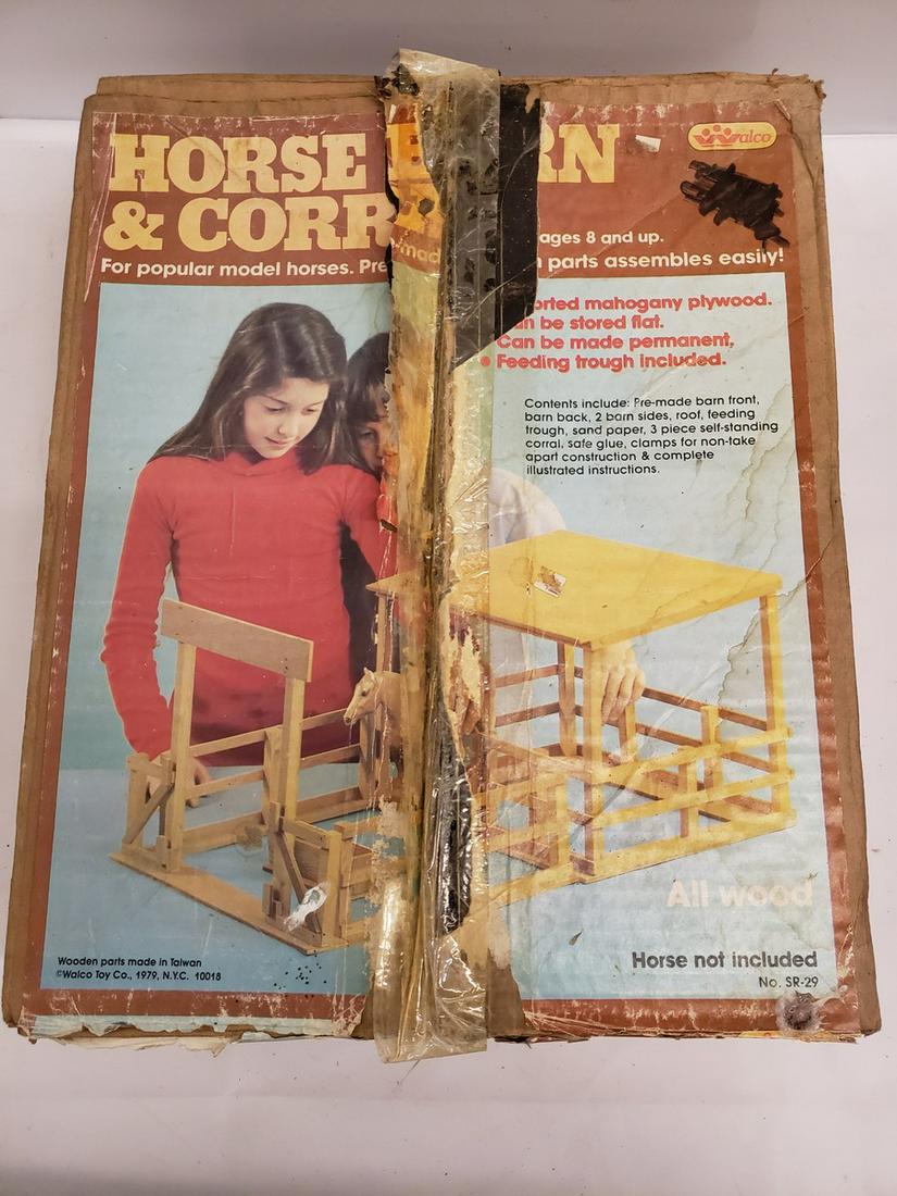 1977 Walco Toy Horse barn and Corral toy (1 of 1)