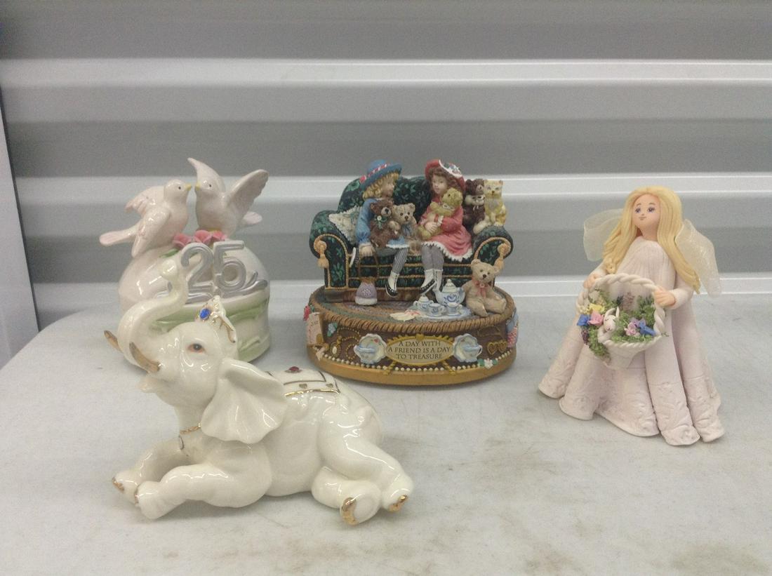 Lot of Decorative Statues: Lot of Decorative Statues