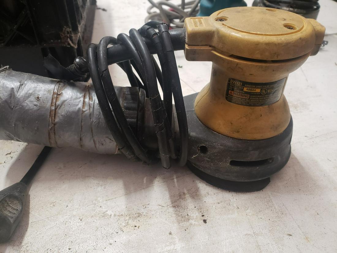 DeWalt Random orbit palm sander model DW421 - works (1 of 1)