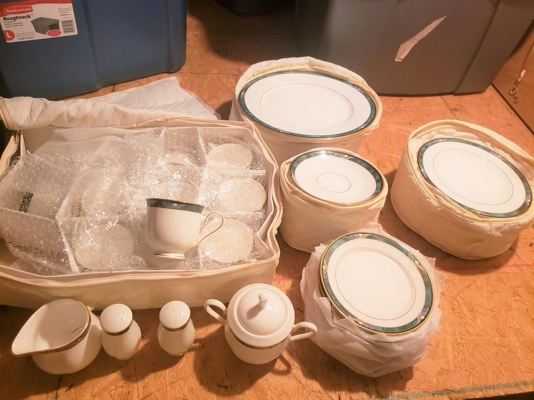 Set of Kelly Lenox dish collection (1 of 1)