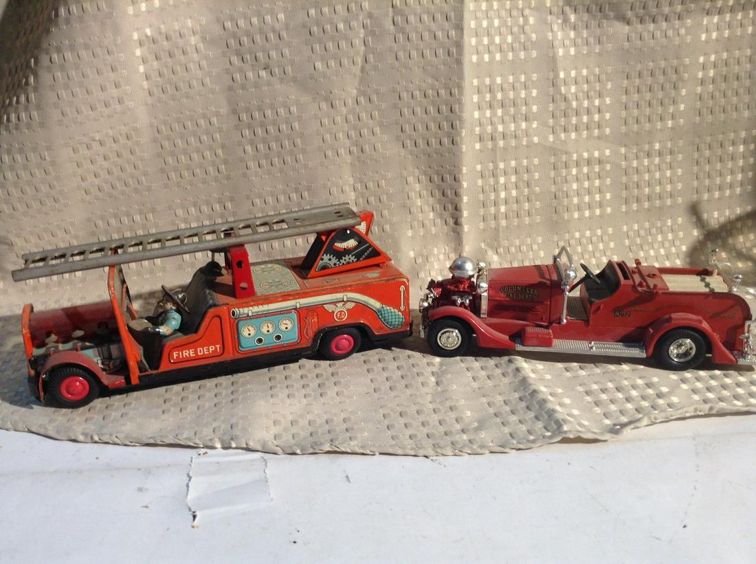 ERTL 1937 and 1950's Tin Fire Truck (1 of 1)