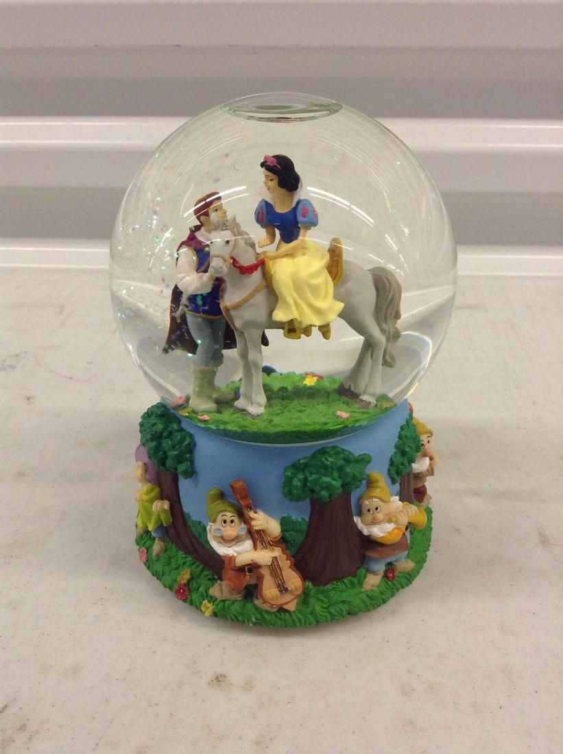 Disney Musical "Snow White" Snow Globe: Disney Musical "Snow White" Snow Globe