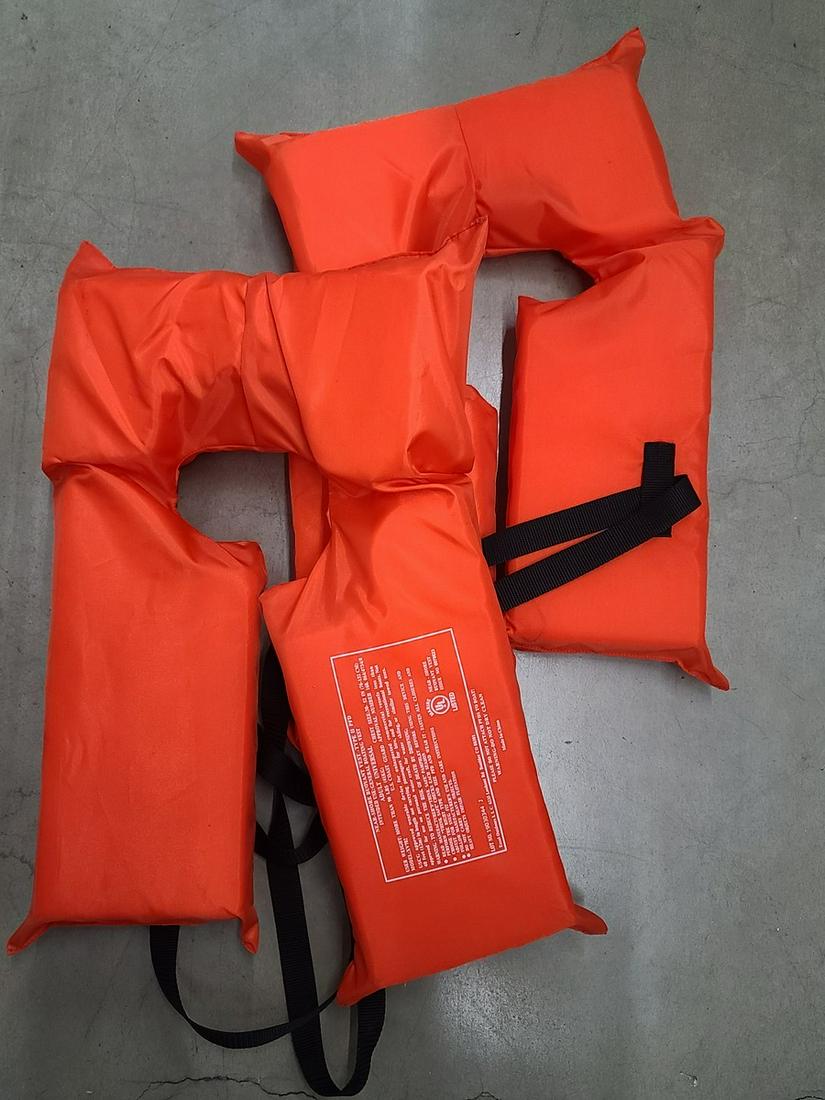 2 Adult Boating Life Vests: 2 Adult Boating Life Vests