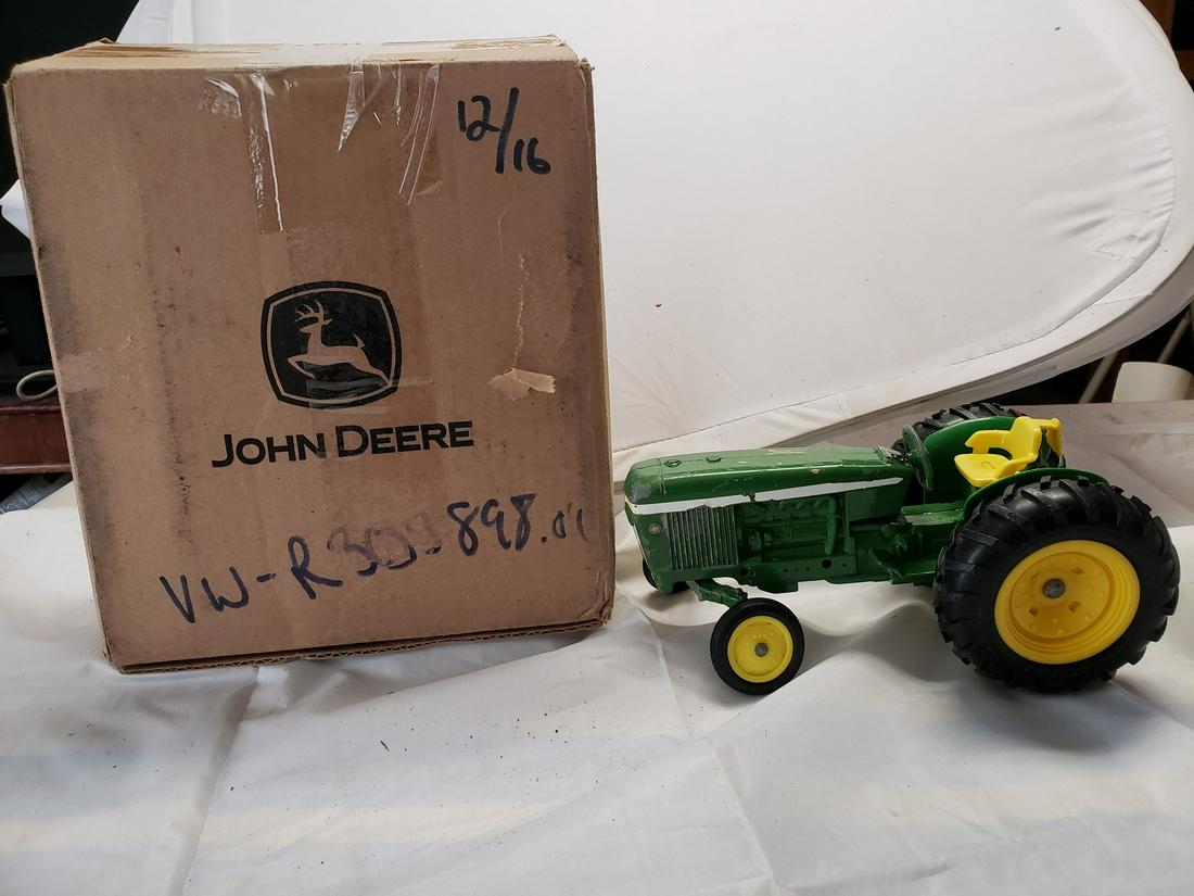 John Deere die cast tractor with original box: John Deere die cast tractor with original box