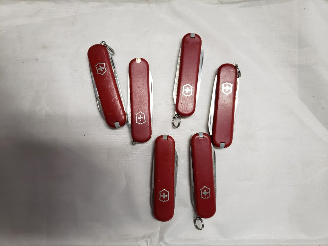 Lot of 6 Swiss Army pocket knives: Lot of 6 Swiss Army pocket knives