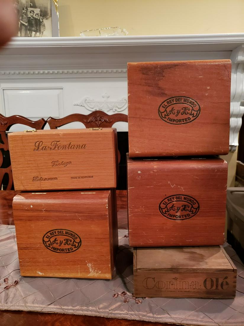 Lot of wooden cigar boxes: Lot of wooden cigar boxes