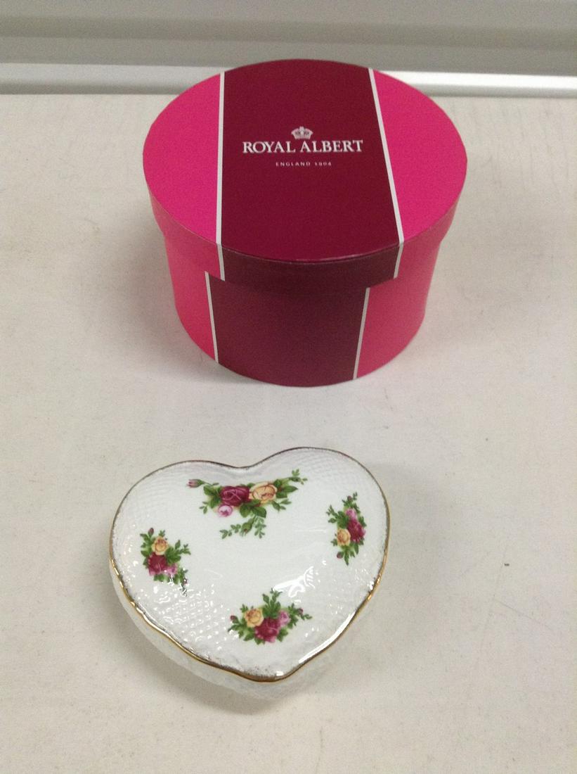 Signed Royal Albert Heart Trinket Box 5.5" across NIB: Signed Royal Albert Heart Trinket Box 5.5" across NIB