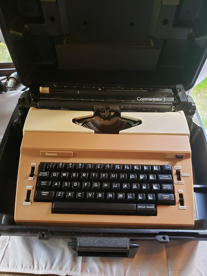 Vintage Sears Commentator 1 typewriter with case (1 of 1)