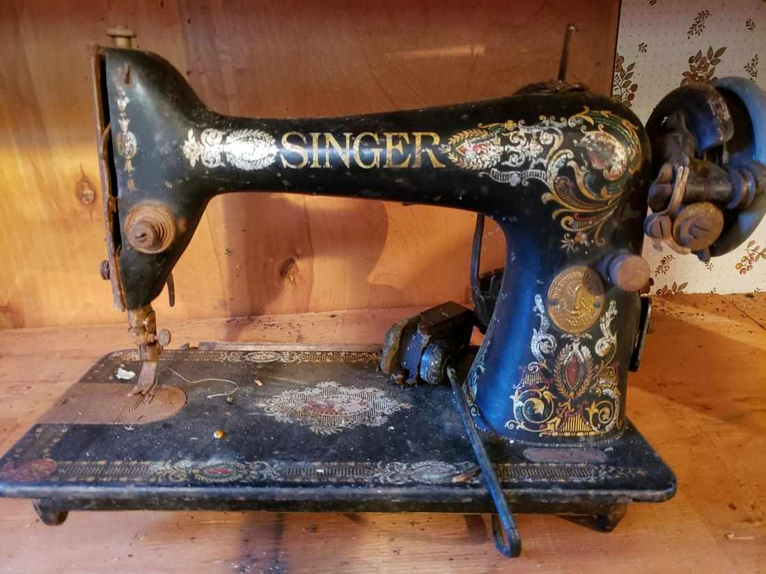 Antique Singer sewing machine: Antique Singer sewing machine