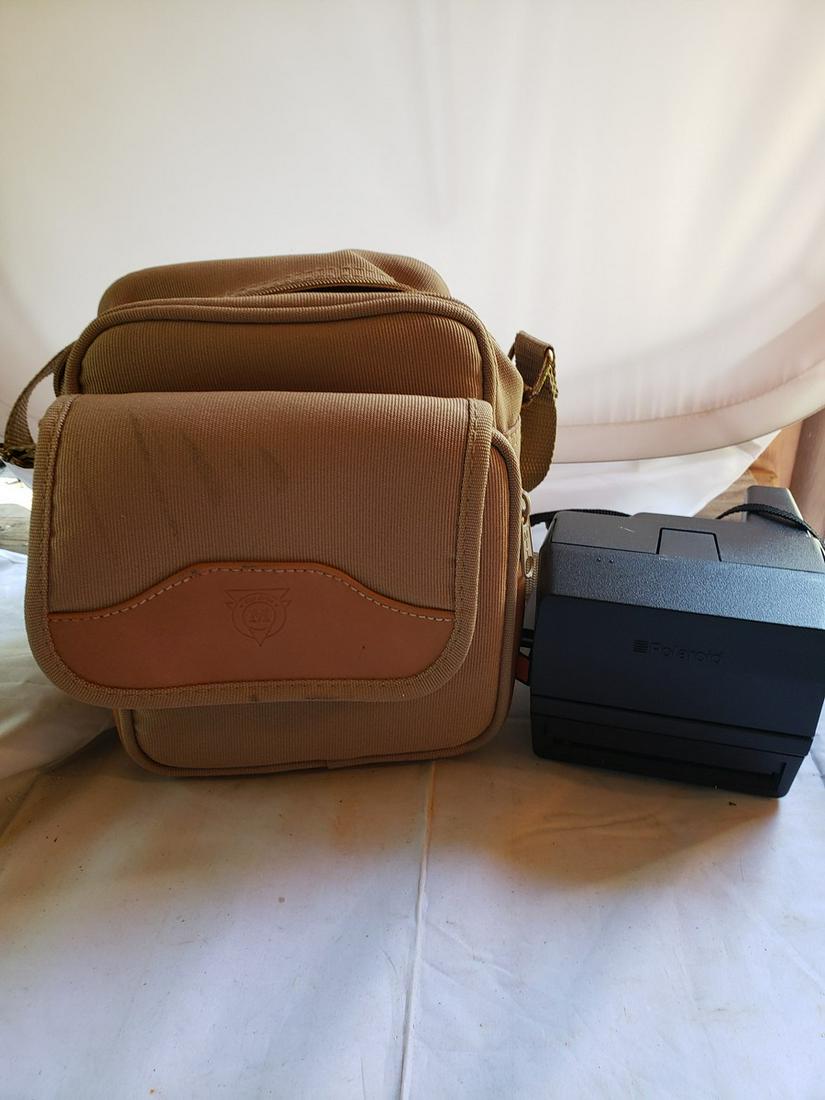Vintage Polaroid camera with carrying case (1 of 1)