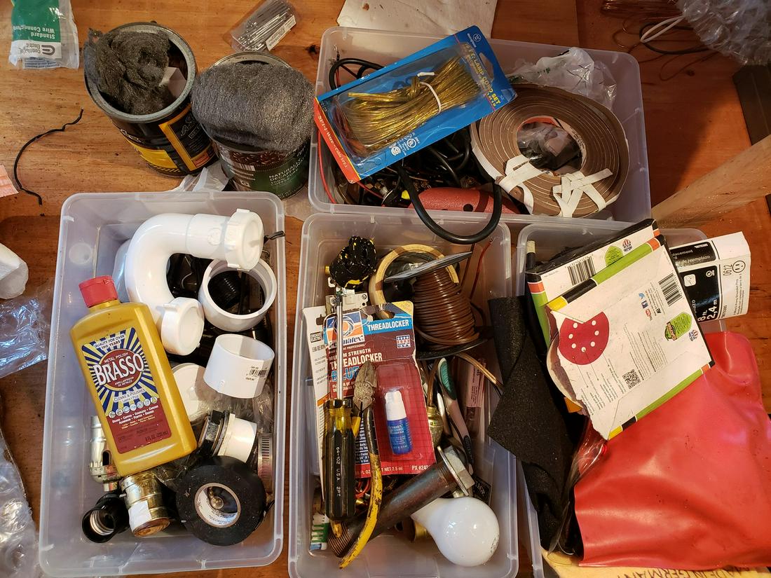 Lot of household/workbench items: Lot of household/workbench items