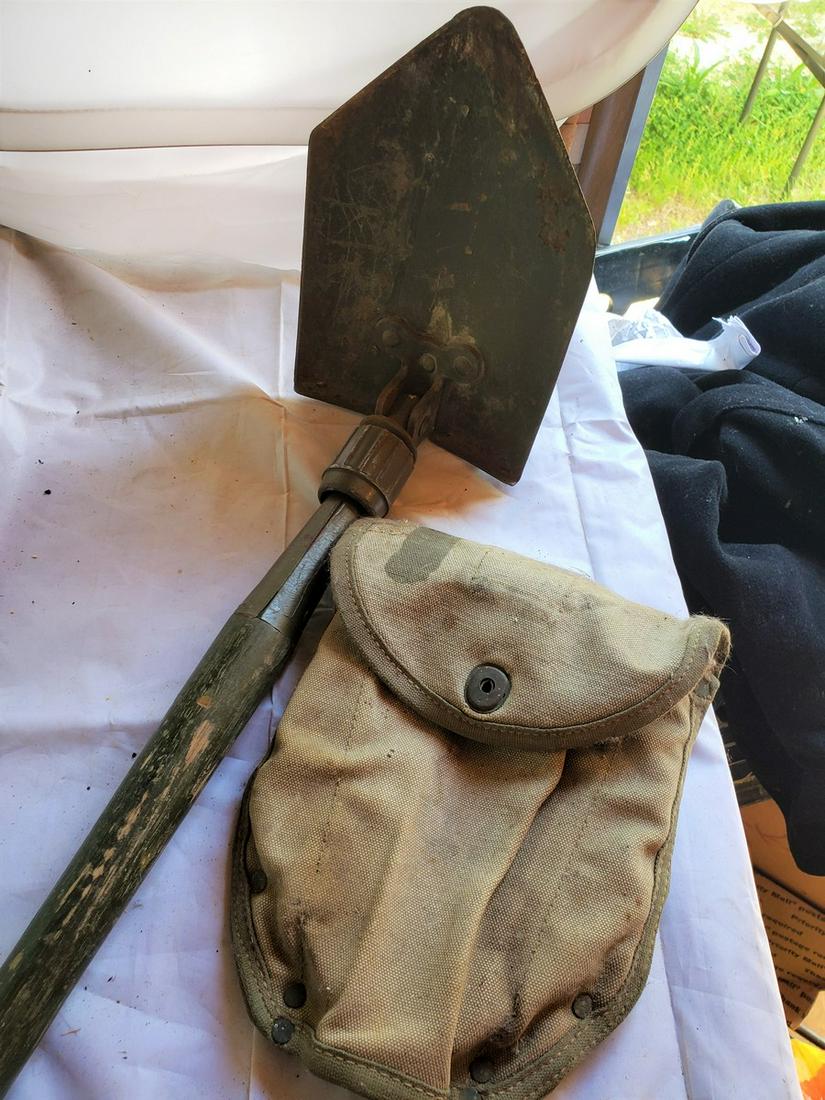 WWII US Army Shovel 1945 trenching folding klikie: WWII US Army Shovel 1945 trenching folding klikie coverwood handle
