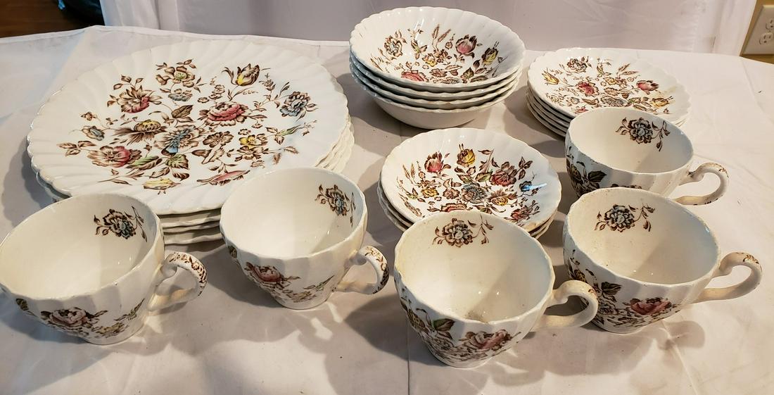 Johnson Brothers Stafford Shire bouquet ironstone mande: Johnson Brothers Stafford Shire bouquet ironstone mande in England china set