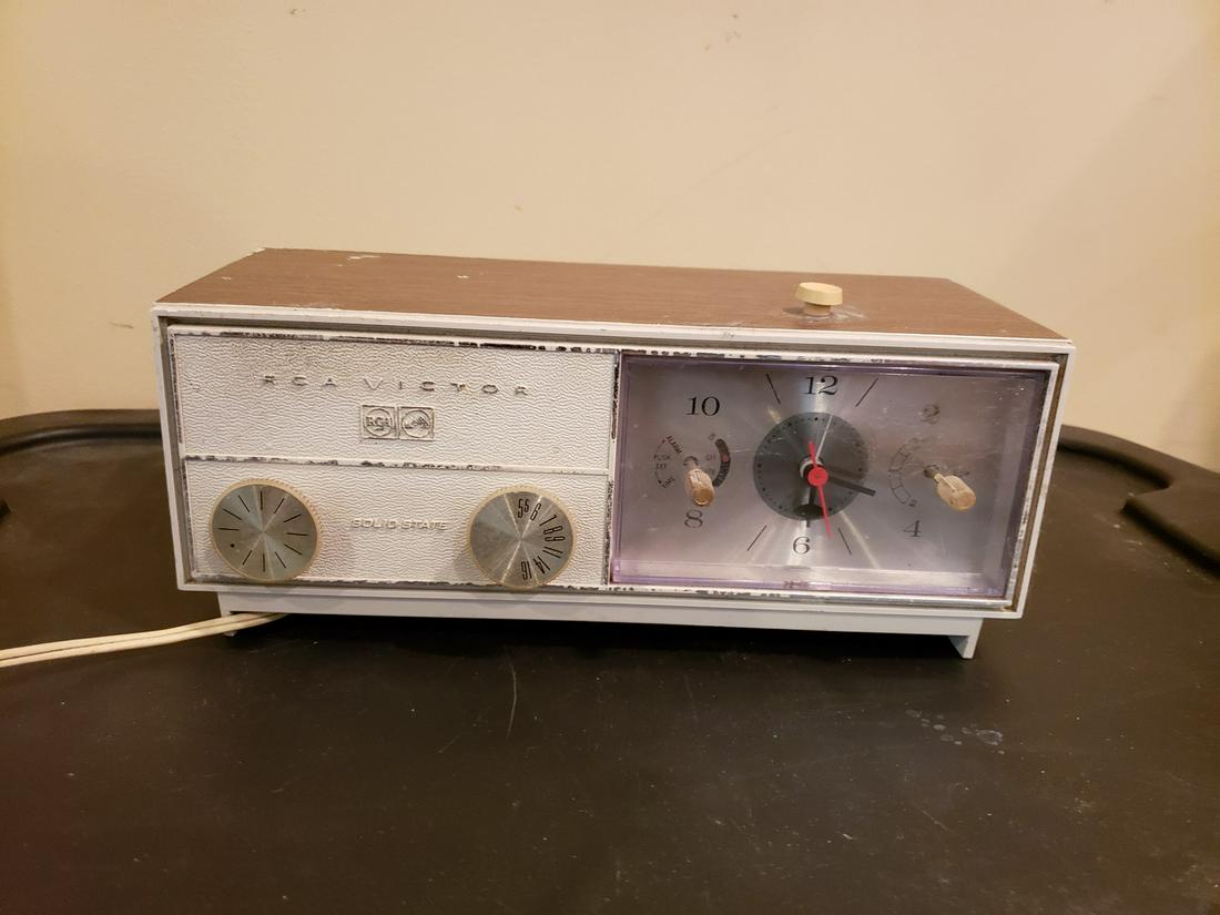 RCA Victor Solid State clock radio (1 of 1)