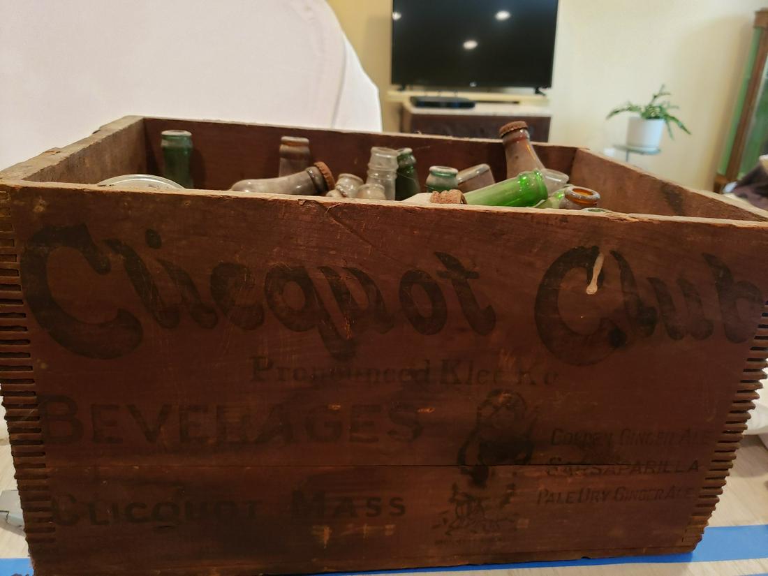 Cucquot Club advertising wooden crate with bottles: Cucquot Club advertising wooden crate with bottles