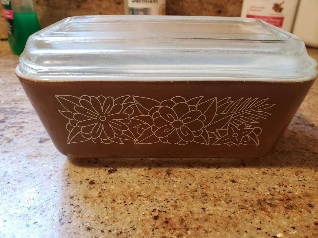 Vintage Pyrex brown loaf dish (1 of 1)