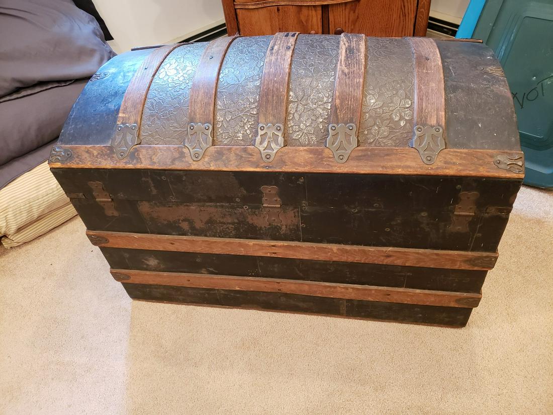 Vintage Large trunk (1 of 1)
