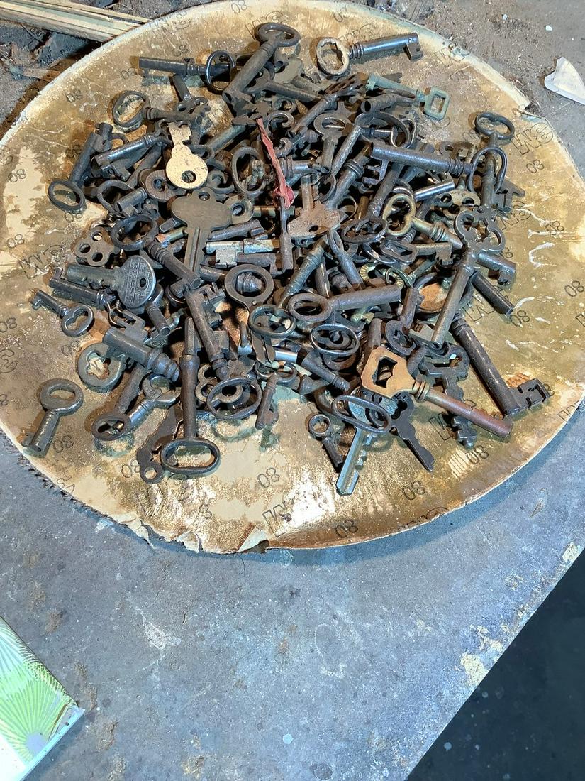 Large amount of Vintage Skeleton Keys (1 of 1)