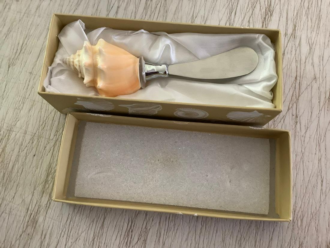 Seashell butter knife in the box: Seashell butter knife in the box