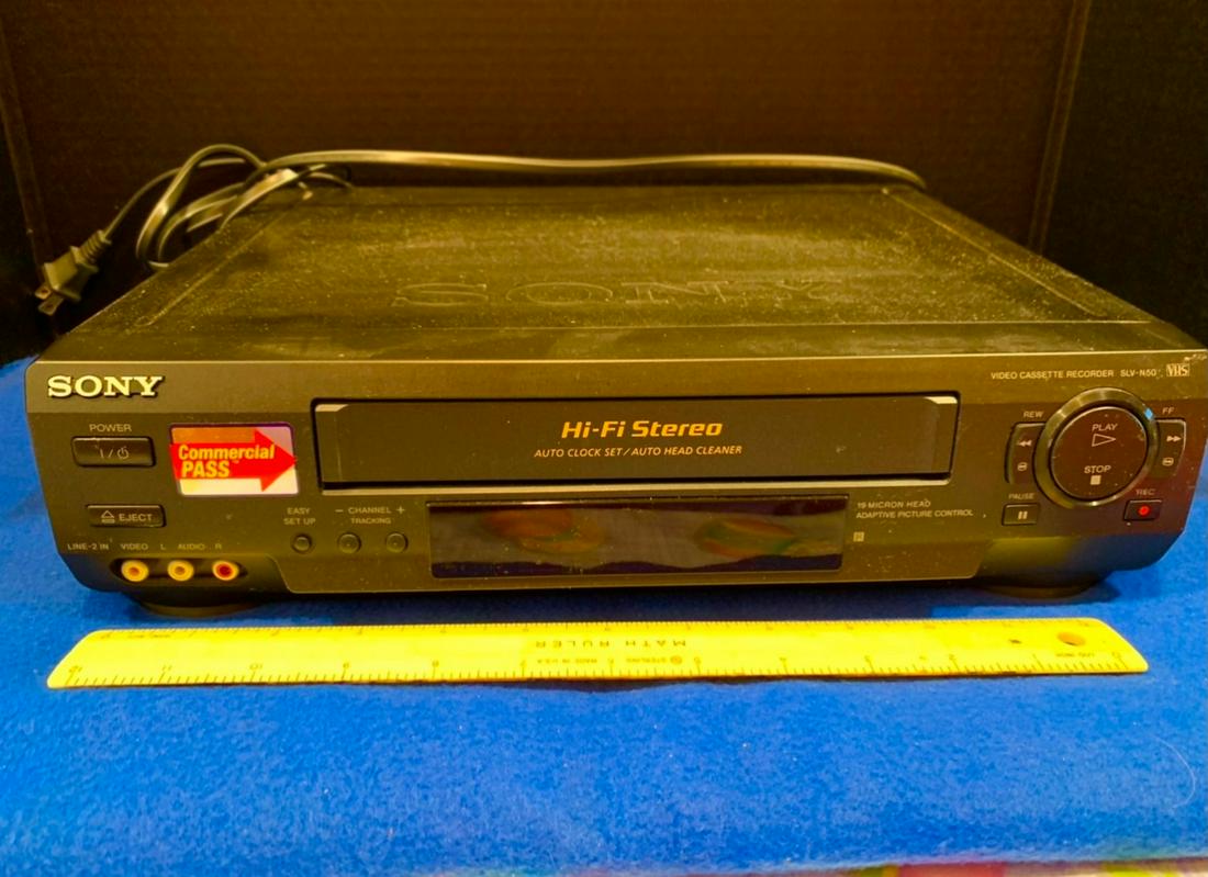 Sony VCR Player, working condition 13 1/2 x 4" tall: Sony VCR Player, working condition 13 1/2 x 4" tall