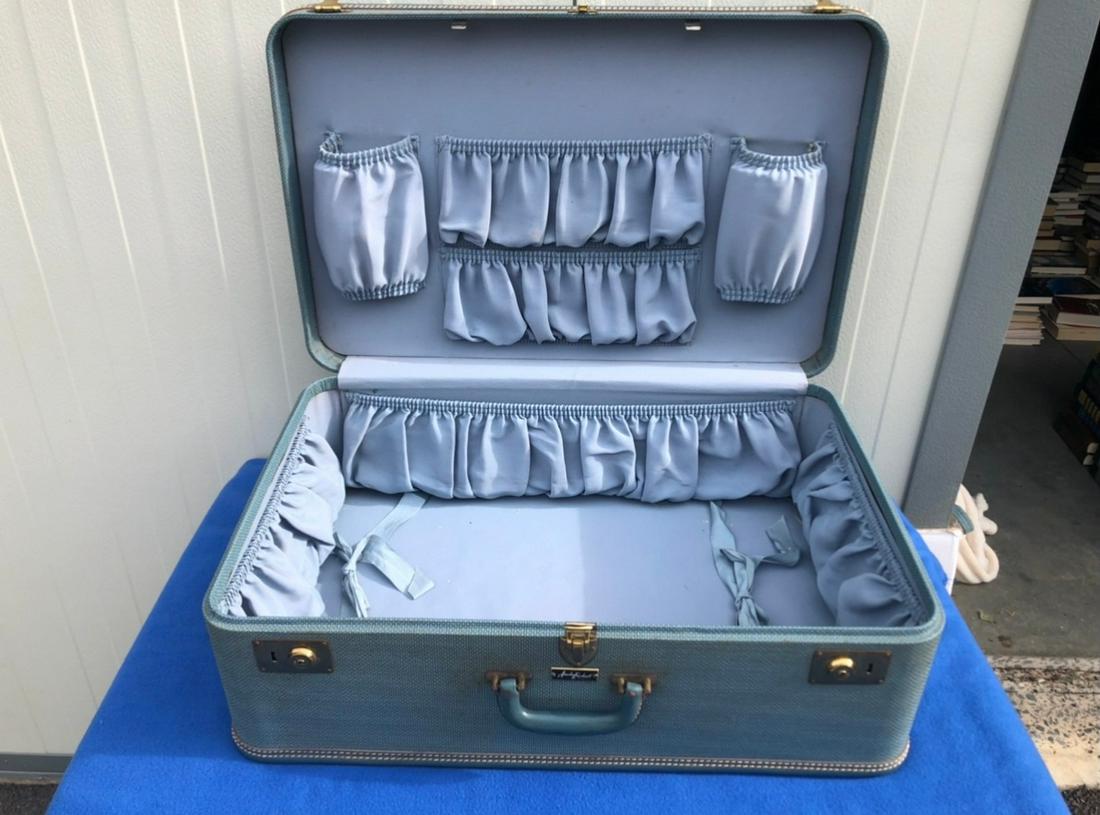 Vintage 1 Amelia Earheart Luggage with inside pouches: Vintage 1 Amelia Earheart Luggage with inside pouches