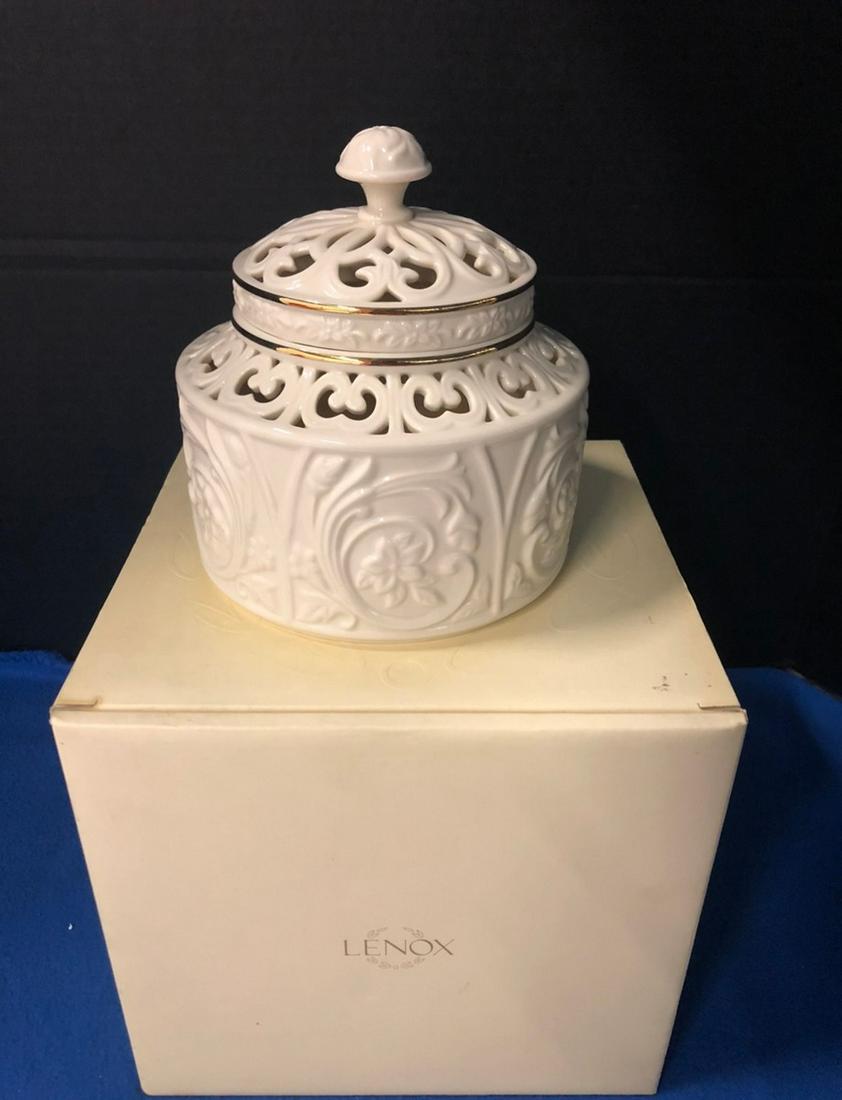 Lenox Round Candle box with candle, with box (1 of 1)
