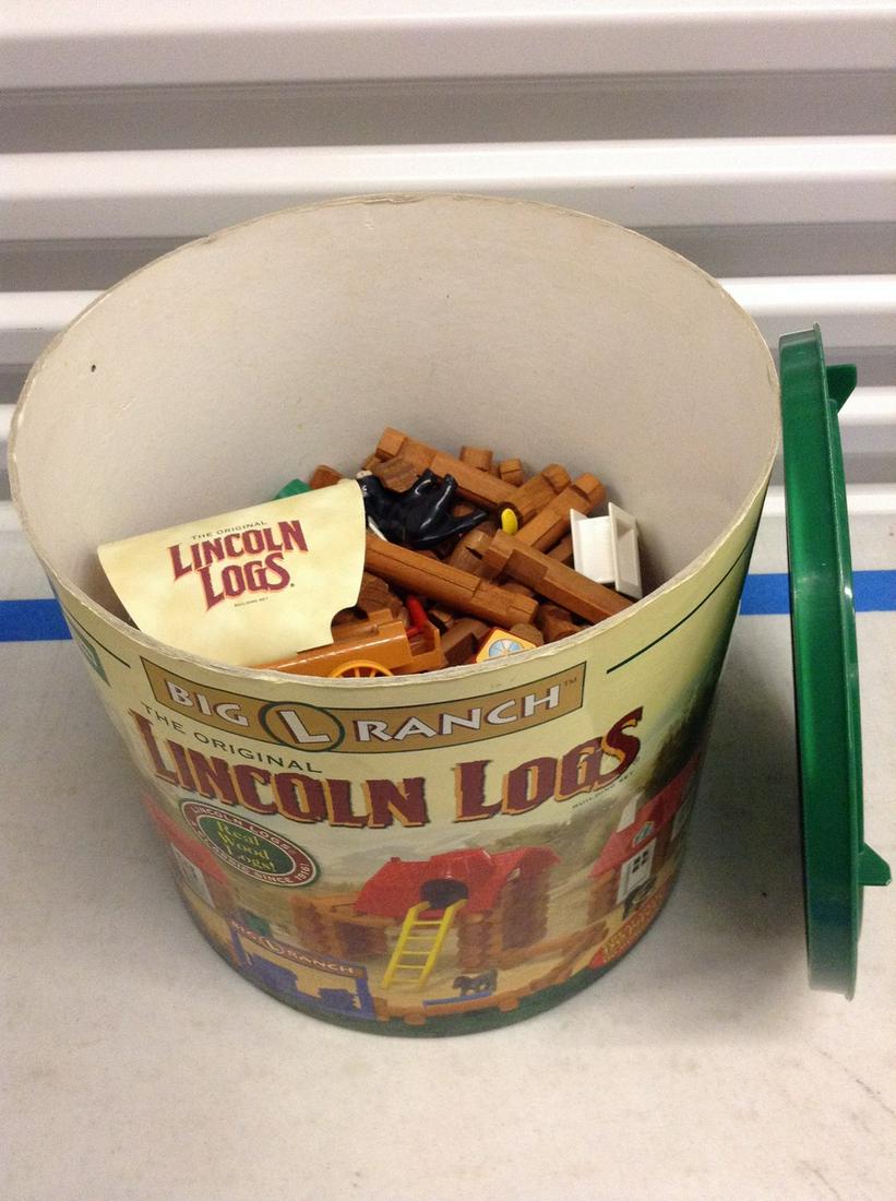 Lot of Lincoln Logs: Lot of Lincoln Logs