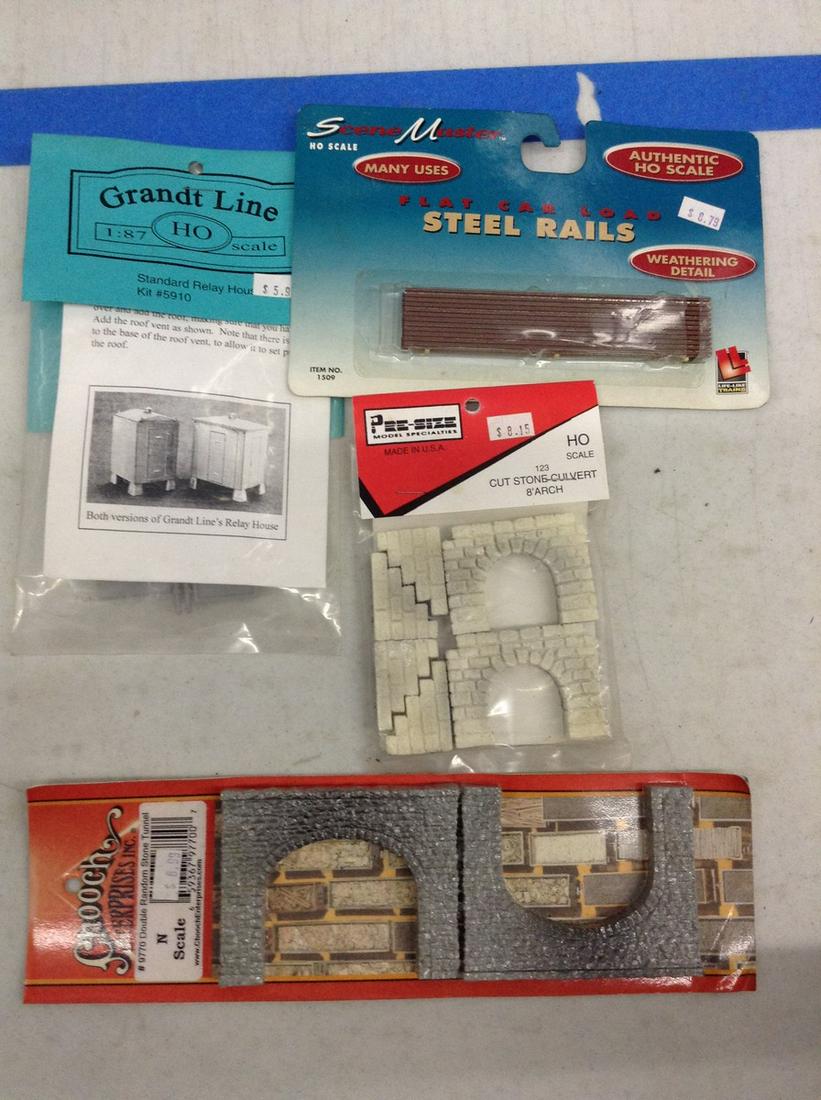 Lot of model accessories (1 of 1)