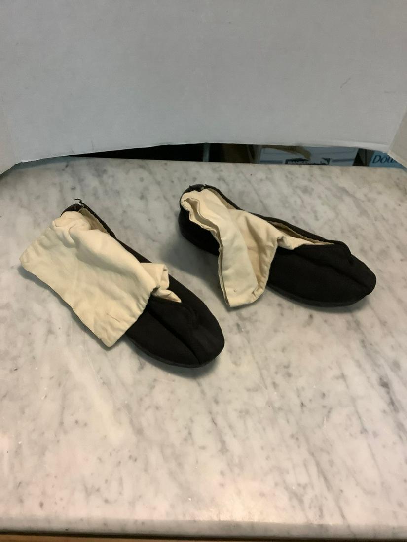 Newark museum chinese shoes and socks (1 of 1)