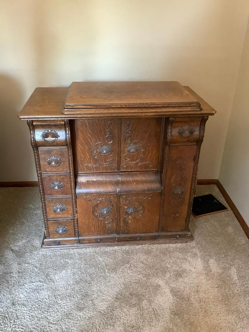 Singer oak cabinet treadle sewing machine (1 of 1)