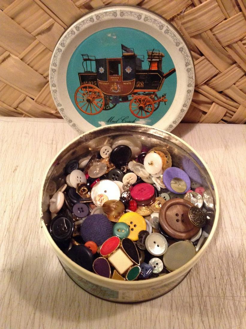 Vintage tin full of buttons (1 of 1)