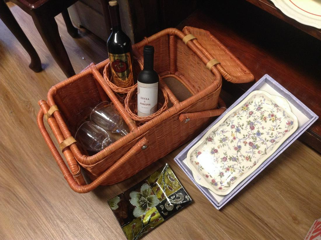 Wicker Picnic Basket and Platters: Wicker Picnic Basket and Platters