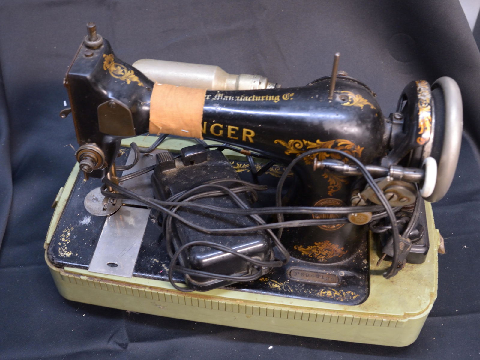 Antique Singer Sewing Machine: Antique Singer Sewing Machine