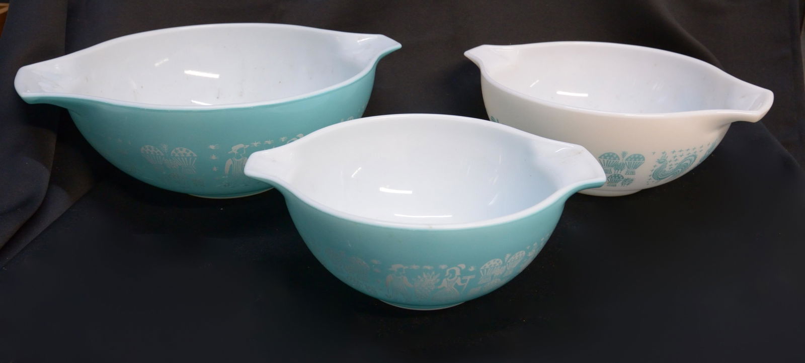 Vintage Amish Butterprint Pyrex Collection: No chips or wearing of the pattern. Includes Numbers: 442, 443, 444