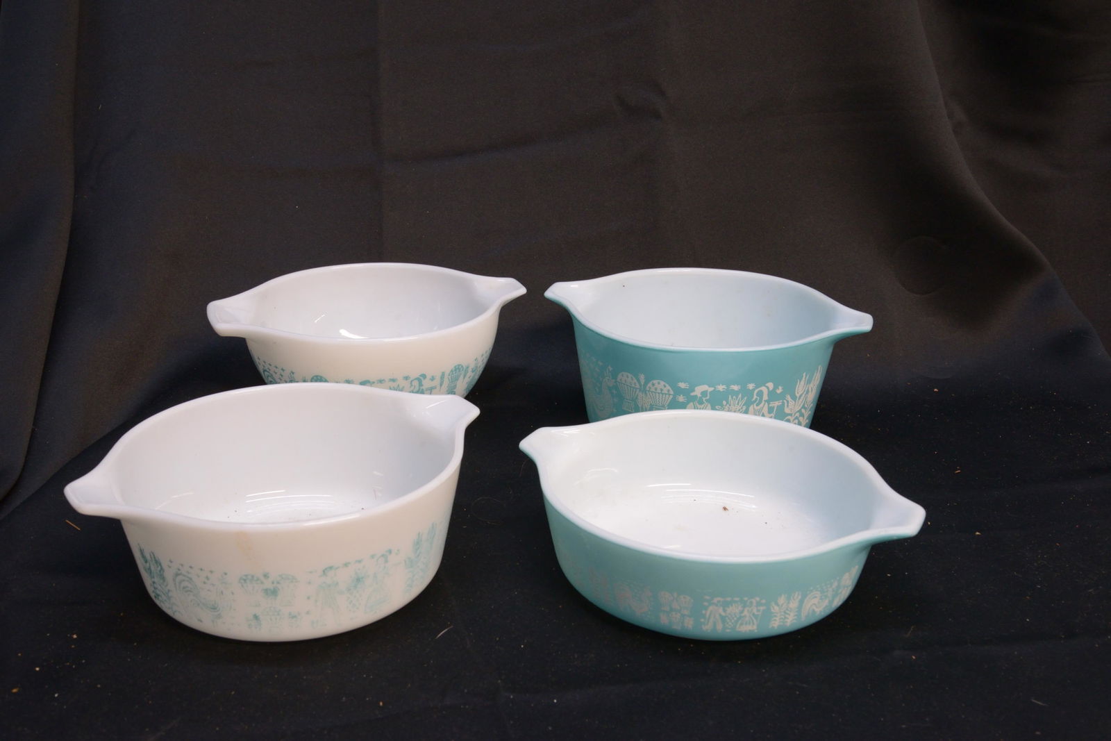 Vintage Amish Butterprint Pyrex Collection: Includes Numbers: 441, 471, 472, 473. Significant wear to the pattern on 472