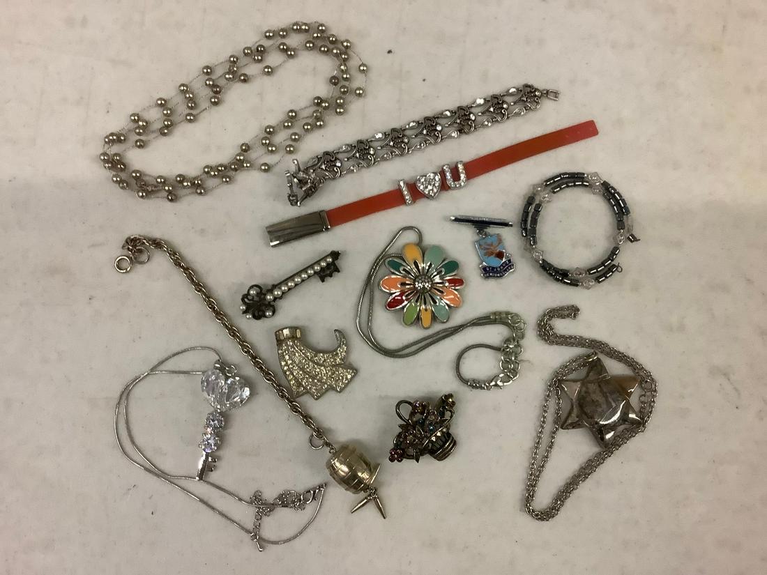 Vintage costume jewlery dozen pieces: Vintage costume jewlery dozen pieces