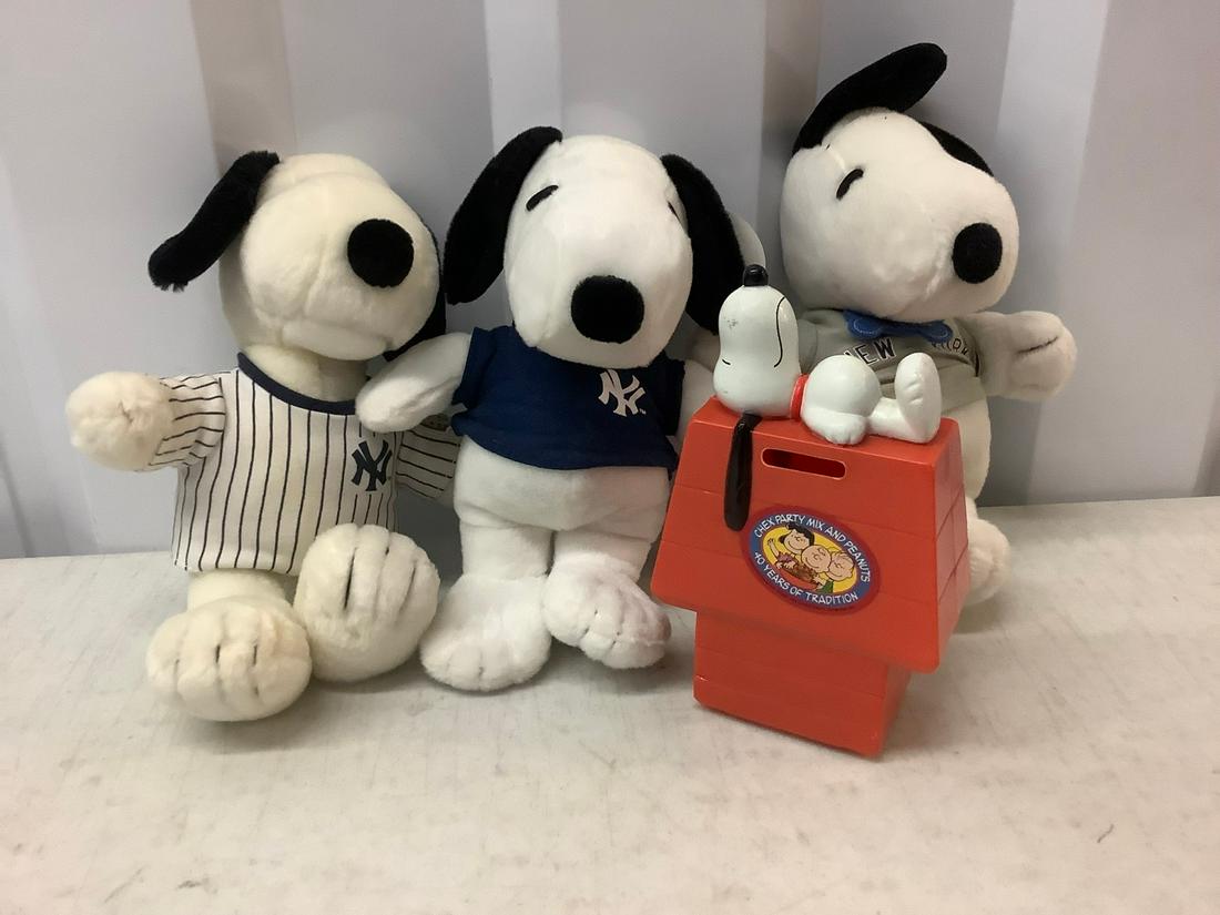 Lot of snoopy plushes and more: Lot of snoopy plushes and more
