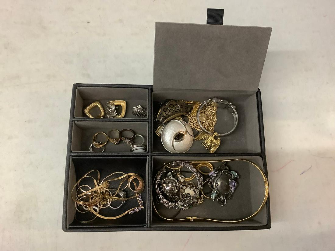 large lot of jewlery and holder: large lot of jewlery and holder