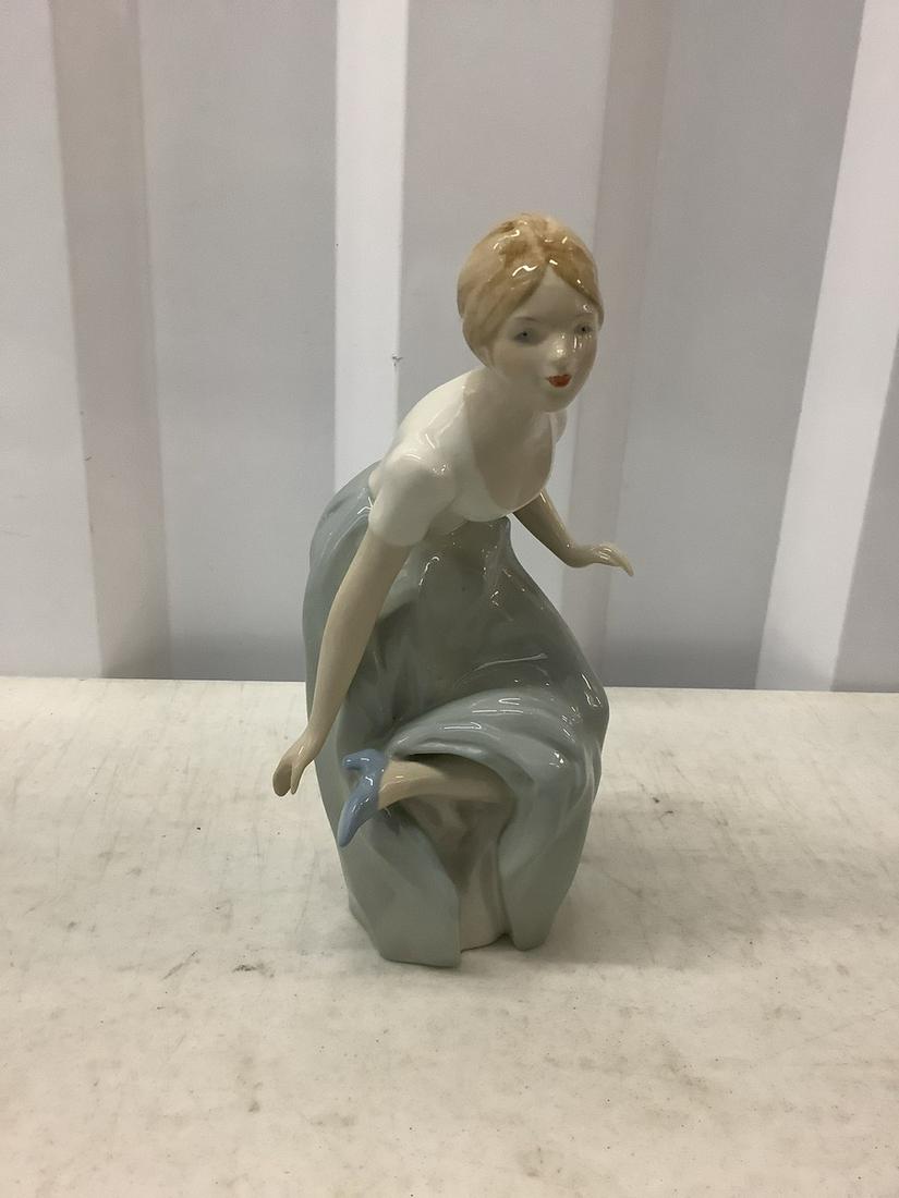 LLADRO ceramic woman statue (1 of 1)