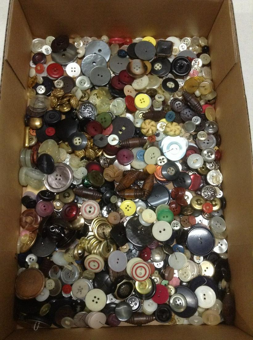 Box full of vintage buttons probably some bakelite: Box full of vintage buttons probably some bakelite
