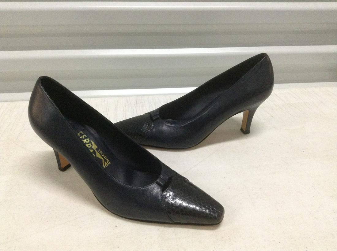 Ferragamo Made in Italy Navy Blue Pumps Size 7.5: Ferragamo Made in Italy Navy Blue Pumps Size 7.5