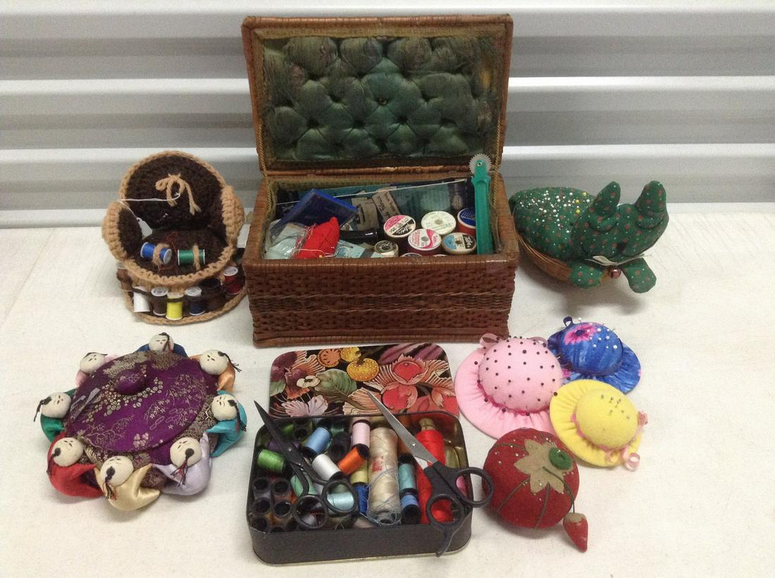 Sewing box with vintage sewing and large amount of pin (1 of 1)
