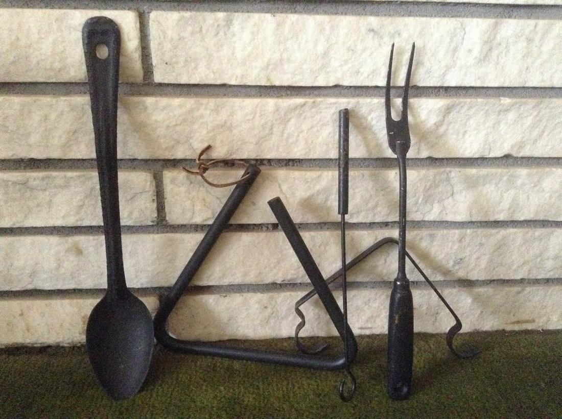 Vintage Dinner Bell with bracket and cast metal (1 of 1)